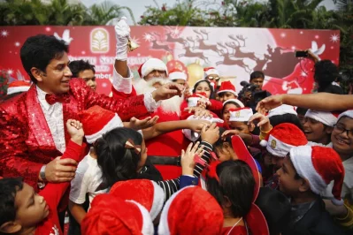Kids gather around Santa as he distributes gifts on Christmas | Mehedi Hasan/Dhaka Tribune
