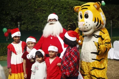 Kids pose for a photo with Santa on Christmas | Mehedi Hasan/Dhaka Tribune