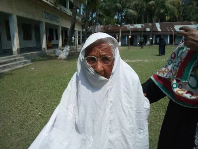 A 105 year old woman came to cast her vote in Natore Dhaka Tribune