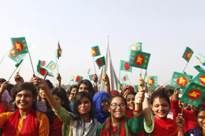 Cheerful members of a crowd wave Bangladeshi flags | Mehedi Hasan/Dhaka Tribune