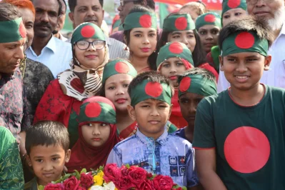 Children wearing bandanas inspired by the national flag | Mehedi Hasan/Dhaka Tribune