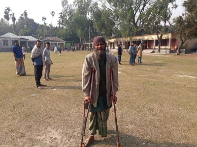 A disabled man came to cast his vote in Lalmonirhat Dhaka Tribune