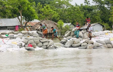 People seen crossing damaged embankment in Bidyar Bahon village of Mongla as cyclone Fani passes through | Syed Zakir Hossain/Dhaka Tribune