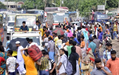 The Eid rush started to peak on Monday morning as thousands of people got on trains, buses and launches to go home for the holidays Syed Zakir Hossain/Dhaka Tribune