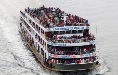The Eid rush started to peak on Monday morning as thousands of people got on trains, buses and launches to go home for the holidays Mehedi Hasan/Dhaka Tribune