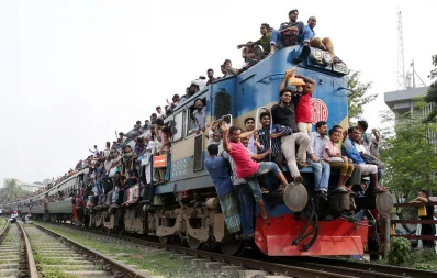 The Eid rush started to peak on Monday morning as thousands of people got on trains, buses and launches to go home for the holidays Syed Zakir Hossain/Dhaka Tribune