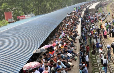 The Eid rush started to peak on Monday morning as thousands of people got on trains, buses and launches to go home for the holidays Syed Zakir Hossain/Dhaka Tribune
