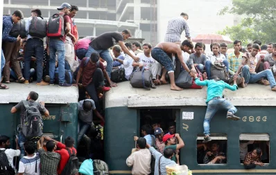 The Eid rush started to peak on Monday morning as thousands of people got on trains, buses and launches to go home for the holidays Syed Zakir Hossain/Dhaka Tribune