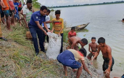 Police officials recovering the disposed shredded notes from Khowar Bill (Marshland) in Shahjahanpur upazila in Bogra on Tuesday, September 24, 2019 | Dhaka Tribune
