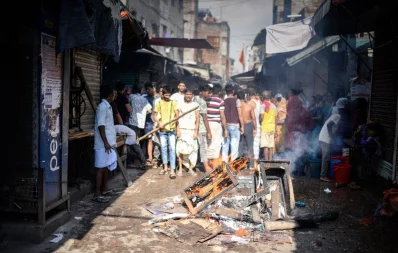 Agitated Bihari residents buring wooden futniture at the Mohammadpur Geneva camp in Dhaka on Saturday, October 5, 2019 Mahmud Hossain Opu/ Dhaka Tribune