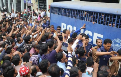 People surround the prison van carrying accused afetr the verdict at court premises in Feni on Thursday, October 24, 2019nDhaka Tribune