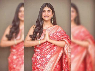 Donning a red sari, Parno Mittra wishes everyone on Mahashtami |nFacebook