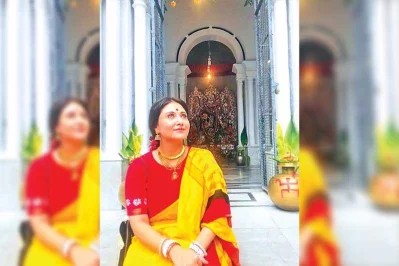 Swastika Mukherjee in front of a temple on Nabami |nFacebook