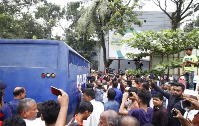 People surround the prison van carrying accused afetr the verdict at court premises in Feni on Thursday, October 24, 2019nDhaka Tribune