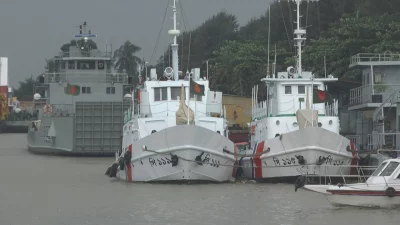 Boats of Bangladesh Navy are preapred for emergency during the cyclone in Barisal  Dhaka Tribune