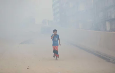 A child walking on the dusty streets of Postogola in Dhaka  on Monday, November 25, 2019 Mehedi Hasan/Dhaka Tirbune