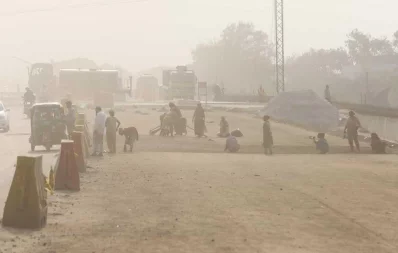 Construction workers working in the unsafe dusty environment in Postogola area in Dhaka on Monday, November 25, 2019Mehedi Hasan/Dhaka Tirbune