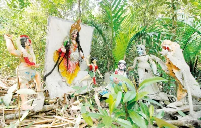 Honey collectors (moals) and fishermen perform Bonbibi Puja before embarking on their journey in the forest, for protection from tigers Syed Zakir Hossain/Dhaka Tribune