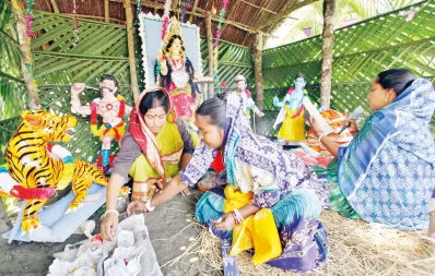 Honey collectors (moals) and fishermen perform Bonbibi Puja before embarking on their journey in the forest, for protection from tigers Syed Zakir Hossain/Dhaka Tribune