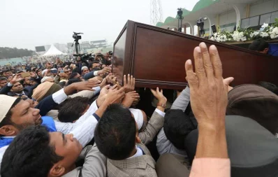 People lift up the coffin carrying body of Sir Fazle Hasan Abed at Army Stadium on Sunday, December 22, 2019 | Mahmud Hossain Opu/Dhaka Tribune
