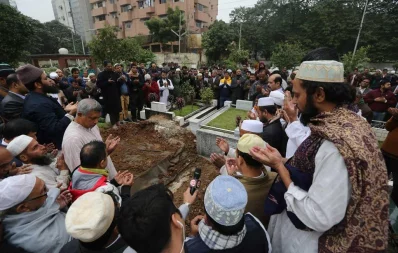 Peopel pray after Brac founder and Chair Emeritus Sir Fazle Hasan Abed has been laid to eternal rest at the Banani Graveyard in Dhaka on December 22, 2019 | Mahmud Hossain Opu/Dhaka Tribune