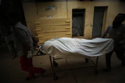 DMCH staffs carry body of a victim of the fire at a plastic factory in Dhakau2019s Keraniganj area at Dhaka Medical College Hospital morgue on Thursday, December 12, 2019 | Mahmud Hossain Opu/Dhaka Tribune