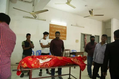 Family members wait to identify the the body of a victim of the fire at a plastic factory in Dhakau2019s Keraniganj area at Dhaka Medical College Hospital morgue on Thursday, December 12, 2019 | Mahmud Hossain Opu/Dhaka Tribune