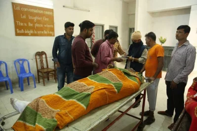 Family members identify the body of a victim of the fire at a plastic factory in Dhakau2019s Keraniganj area at Dhaka Medical College Hospital morgue on Thursday, December 12, 2019 | Mahmud Hossain Opu/Dhaka Tribune