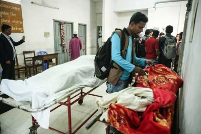 Family members identify the body of a victim of the fire at a plastic factory in Dhakau2019s Keraniganj area at Dhaka Medical College Hospital morgue on Thursday, December 12, 2019 | Mahmud Hossain Opu/Dhaka Tribune