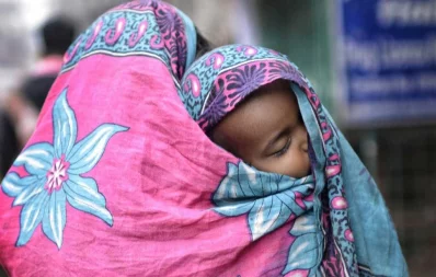 A mother tries to keep her child warm during the cold wave | Mahmud Hossain Opu/Dhaka Tribunen