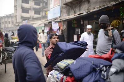 Hawker selling winter clothes as the demands suddenly are high | Mahmud Hossain Opu/Dhaka Tribune