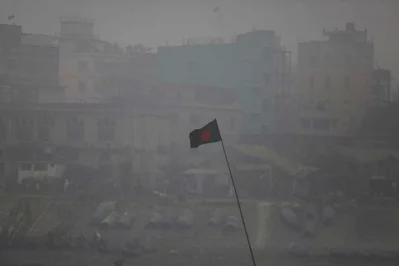 The national flag flying on a pole in the foggy weather | Mahmud Hossain Opu/Dhaka Tribune
