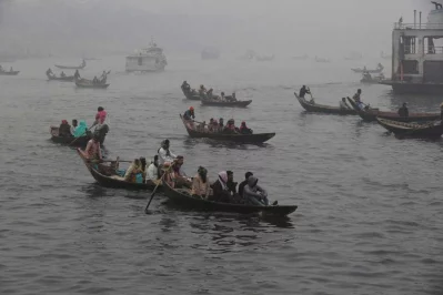 People crossing the Buriganga river | Mahmud Hossain Opu/Dhaka Tribune