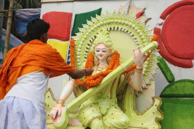 nA devotee prays to the goddess of knowledge | Mehedi Hasan/Dhaka Tribune