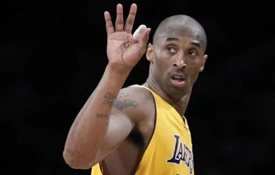 Los Angeles Lakers guard Kobe Bryant looks back to call a play against the Oklahoma Thunder during Game 5 of their NBA Western Conference playoff series in Los Angeles, April 27, 2010 Reuters