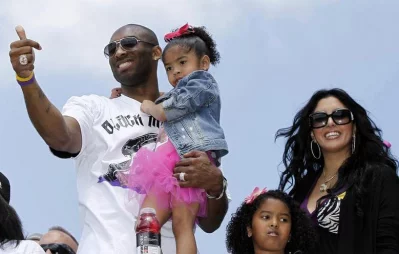 Kobe Bryant carries his daughter Gianna, as his wife Vanessa and daughter Natalia (2nd R) stand next to him during the Lakers NBA Championship parade in Los Angeles, California on June 21, 2010 Reuters