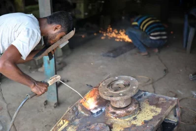 Workers at the dockyard on bank of the Buriganga river | Syed Zakir Hossain/Dhaka Tribune