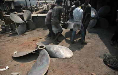 Workers at the dockyard on bank of the Buriganga river | Syed Zakir Hossain/Dhaka Tribune