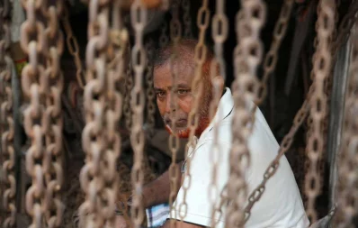A worker at the dockyard on bank of the Buriganga river | Syed Zakir Hossain/Dhaka Tribune