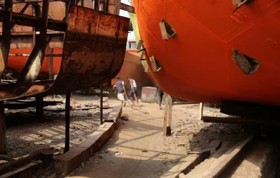 Workers at the dockyard on bank of the Buriganga river | Syed Zakir Hossain/Dhaka Tribune
