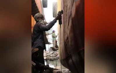 Workers at the dockyard on bank of the Buriganga river | Syed Zakir Hossain/Dhaka Tribune
