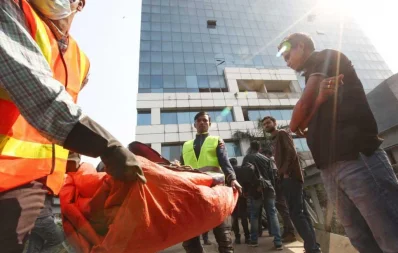 Construction workers clear out the rubbles while demolition of the BGMEA building continues  on Wednesday, January 22, 2020  Mehedi Hasan/Dhaka Tribune