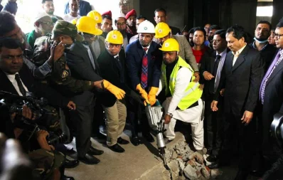 Housing and Public Works Minister SM Rezaul Karim inaugurates the demolition process on Wednesday, January 22, 2020 Mehedi Hasan/Dhaka Tribune