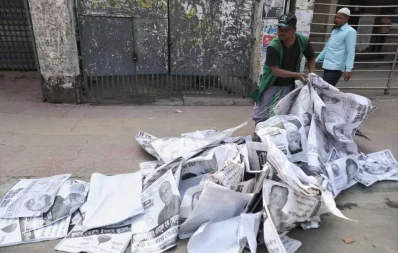 A city corporation worker takes down election posters, used in Dhaka city polls, on February 2, 2020 | Rajib Dhar/Dhaka Tribune
