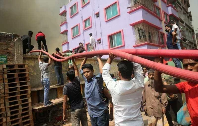 Local people help members of Fire Service to douse fire at Shialbari Jhilpar Slum in Rupnagar area at Mirpur 6, on March 11, 2020 Mahmud Hossain Opu/Dhaka Tribune