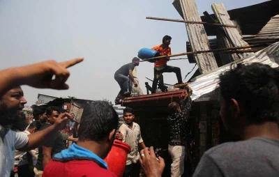 Local people, along with members of Fire Service, try to douse the fire that broke out at Shialbari Jhilpar Slum in Rupnagar area at Mirpur 6 on Wednesday, March 11, 2020 Mahmud Hossain Opu/Dhaka Tribune