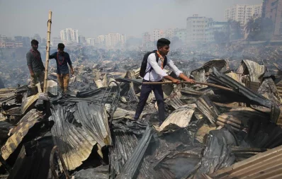 A school boy, with uniform on, participate in rescue operation as fire gutted Shialbari Jhilpar Slum in Rupnagar area at Mirpur 6 on Wednesday, March 11, 2020 Mahmud Hossain Opu/Dhaka Tribune