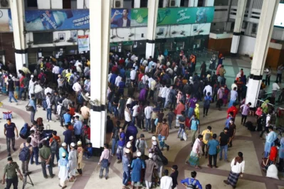 Massive line for tickets inside the Kamalapur Railway Station on Tuesday, March 24, 2020 | Mehedi Hasan/Dhaka Tribune