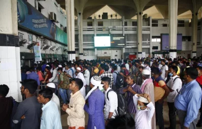 Massive line for tickets inside the Kamalapur Railway Station on Tuesday, March 24, 2020 | Mehedi Hasan/Dhaka Tribune