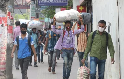 People gather at the Gabtoli bus terminal to catch a ride out of Dhaka on Tuesday, March 24, 2020 | Syed Zakir Hossain/Dhaka Tribune